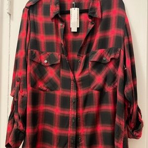 Sanctuary long sleeve top. Sleeves can be shortened with button. Metal buttons